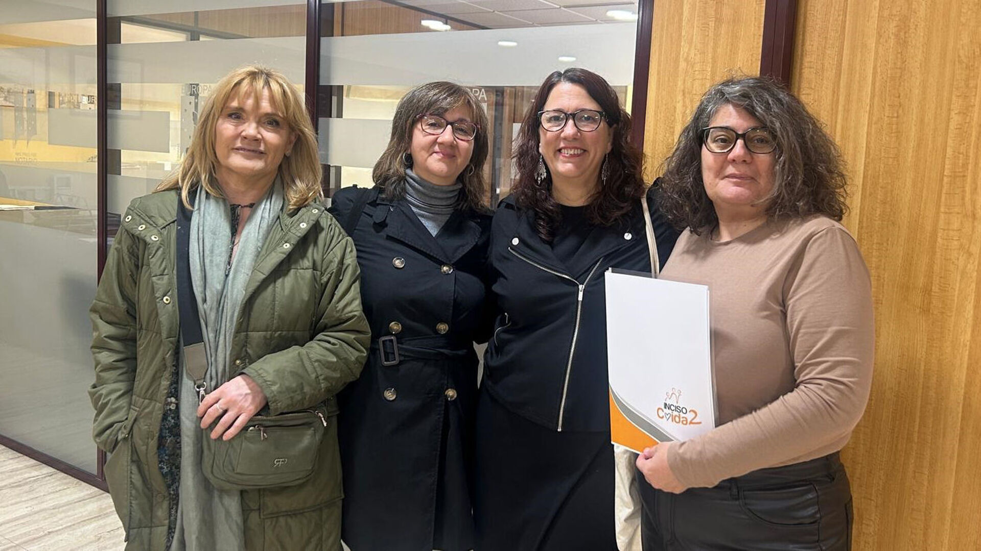 Cristina Cancho (izda.) junto a las integrantes de la microcooperativa DELEGA.