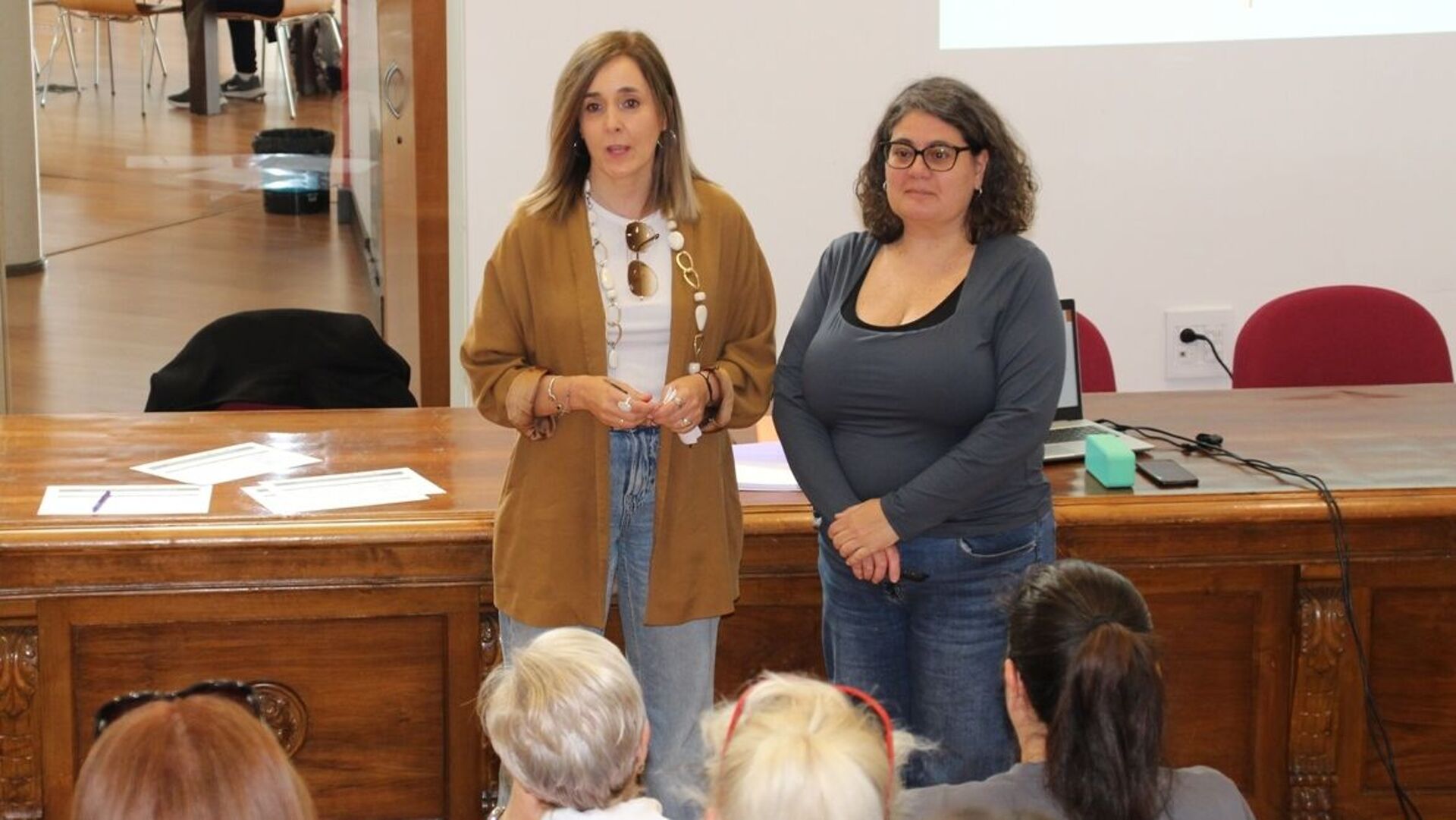 La técnica de emprendimiento, Cristina Cancho (izda.) con la técnica de empleo y empresas del Centro de la Mujer de La Solana, Ascen Mateos-Aparicio.