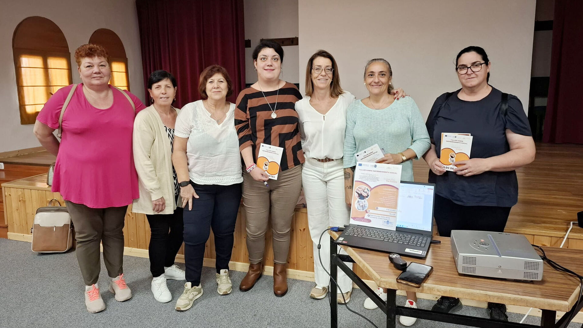 Alumnas del Taller de Emprendimiento junto a Ana Isabel Parras.