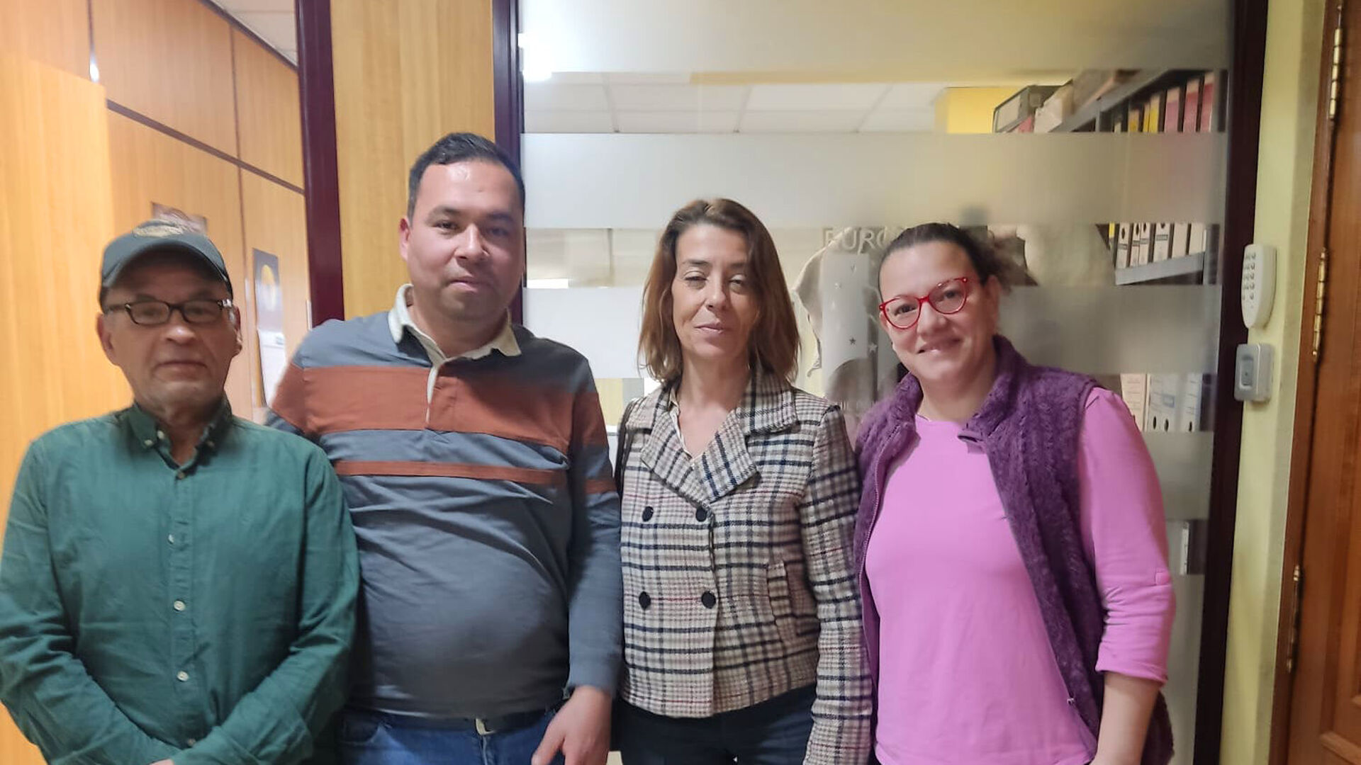 La directora de Emprendimiento, Ana Isabel Parras Ramírez, con los emprendedores de Pan Tradicional Colombia en el momento de la constitución de la microempresa cooperativa.